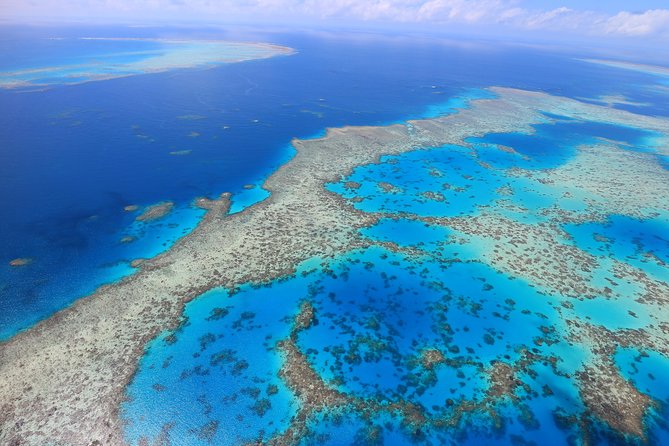 1-Hour Whitsunday Islands and Heart Reef Scenic Flight - The Heart Reef turning point