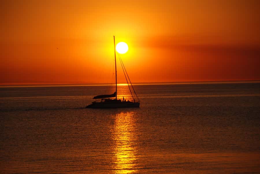 Adelaide: Glenelg Twilight Catamaran Cruise with Drink - The included drink and onboard atmosphere