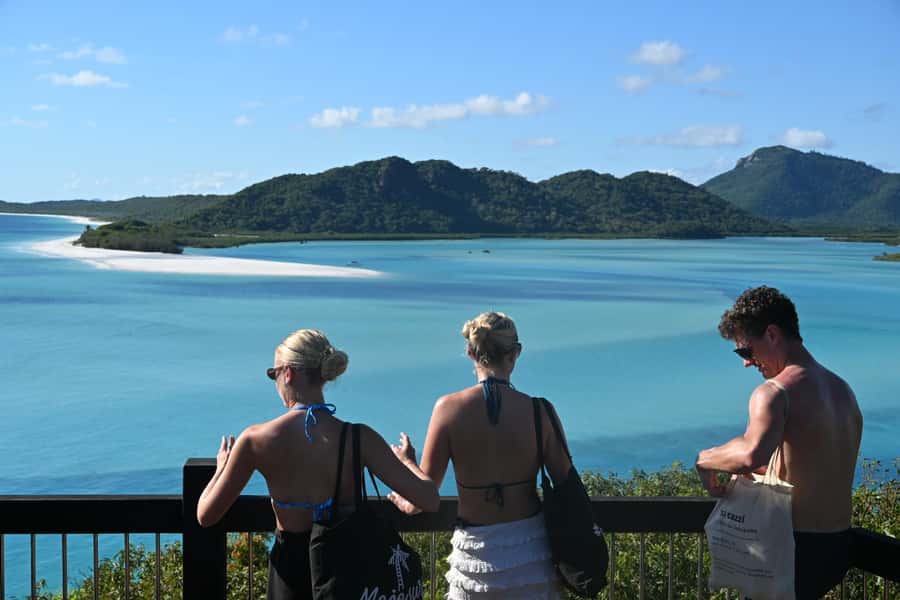 Airlie Beach: 2-Night Whitsundays Sailing Trip with Meals - Whitehaven Beach and Hill Inlet at the right hour