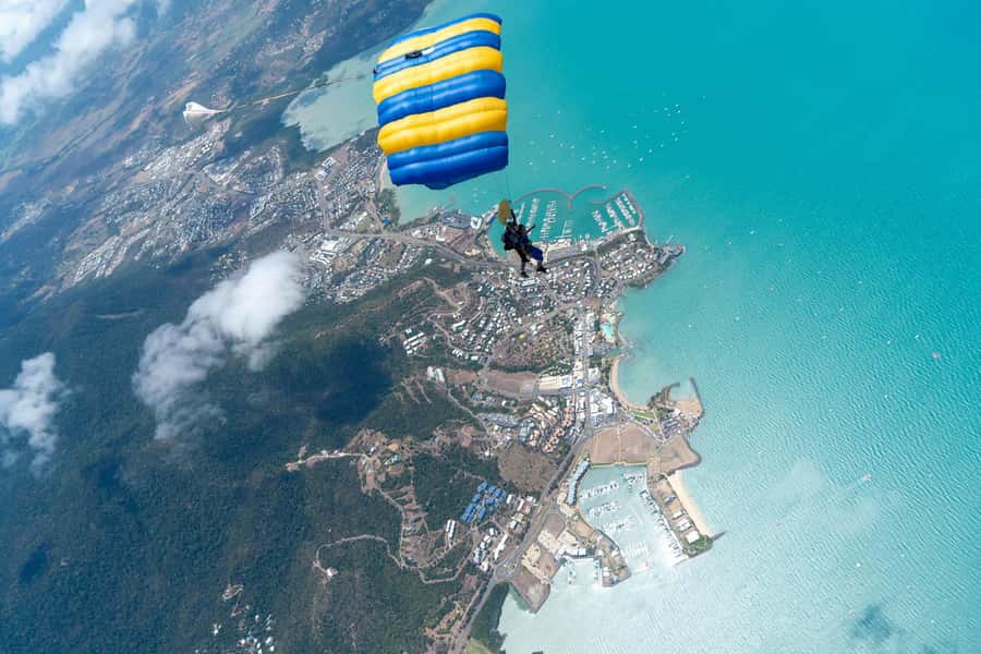Airlie Beach: Tandem Skydive over the Whitsundays - Five to seven minutes under the canopy