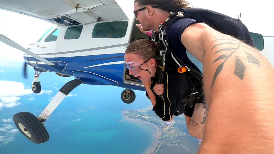 Airlie Beach: Tandem Skydiving Experience with Beach Landing - Meeting Outside Wisdom Cafe and Riding to the Airfield