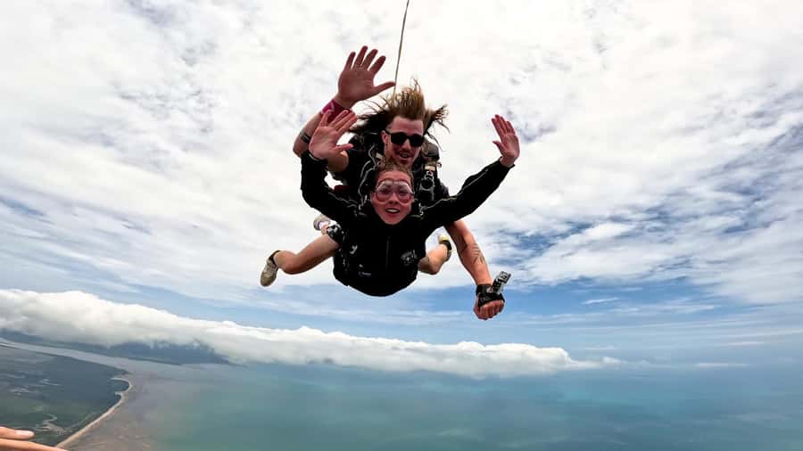 Airlie Beach: Tandem Skydiving Experience with Beach Landing - Freefall at More Than 220 Kilometers per Hour