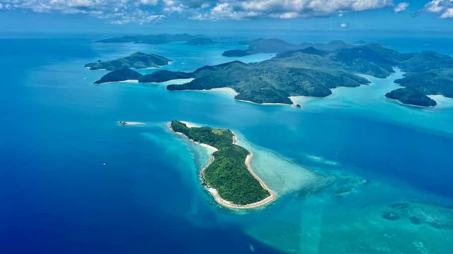 Airlie Beach: Whitsundays & Great Barrier Reef Scenic Flight - Taking off in a small aircraft