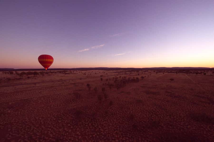 Alice Springs: Early Morning Hot Air Balloon Flight - Sparkling wine and snacks in the bush