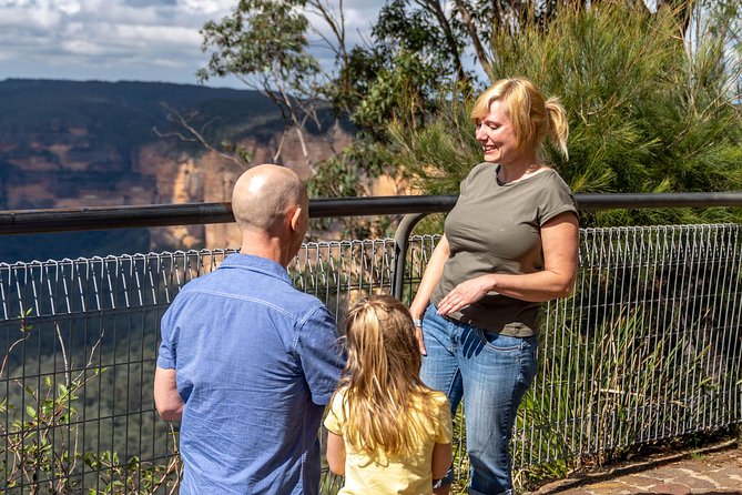 Blue Mountains: Three Sisters, Scenic World and Wildlife park - Lunch in a small mountain town