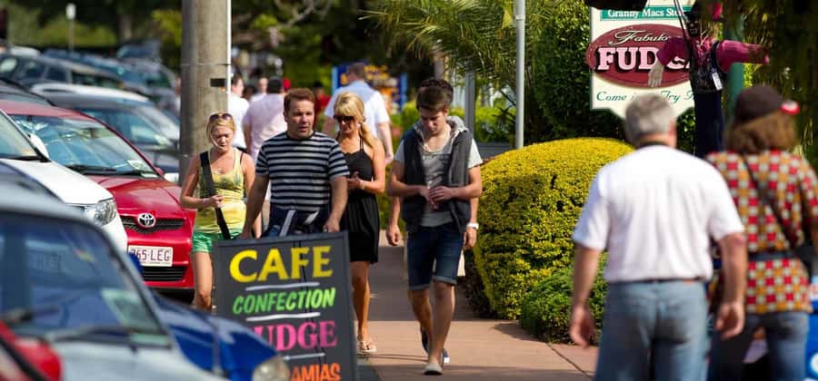 Brisbane: Daytime Glow Worm Caves Hop-on Hop-off Bus Tour - The guides and the small-group advantage