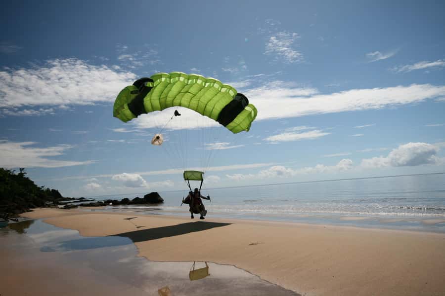 Cairns: Tandem Skydive - Training, harnesses, and the small aircraft