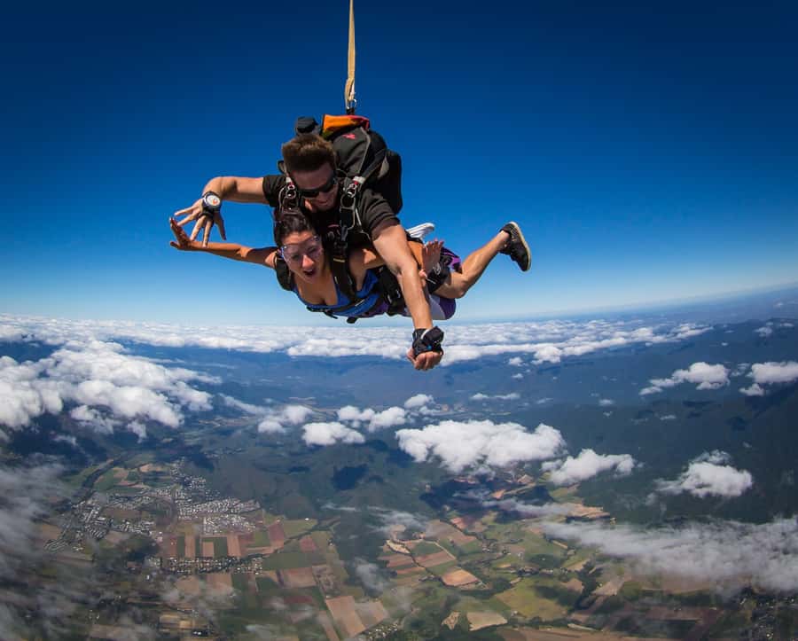 Cairns: Tandem Skydive Experience - The 15-minute scenic flight before the jump