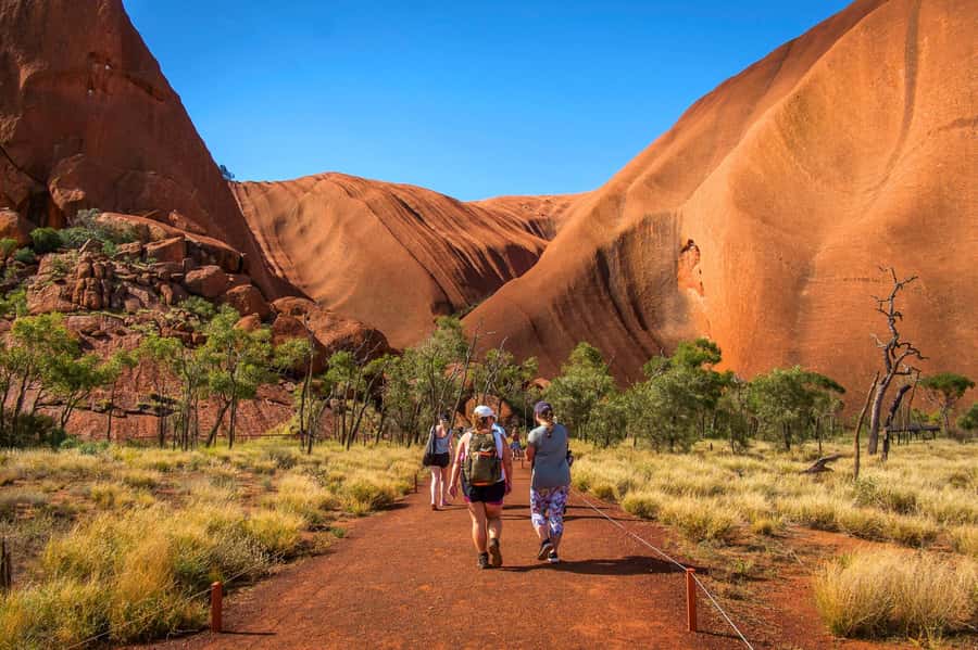 From Alice Springs: Day Trip to Uluru with BBQ Dinner - Guides, drivers, and the day’s organization