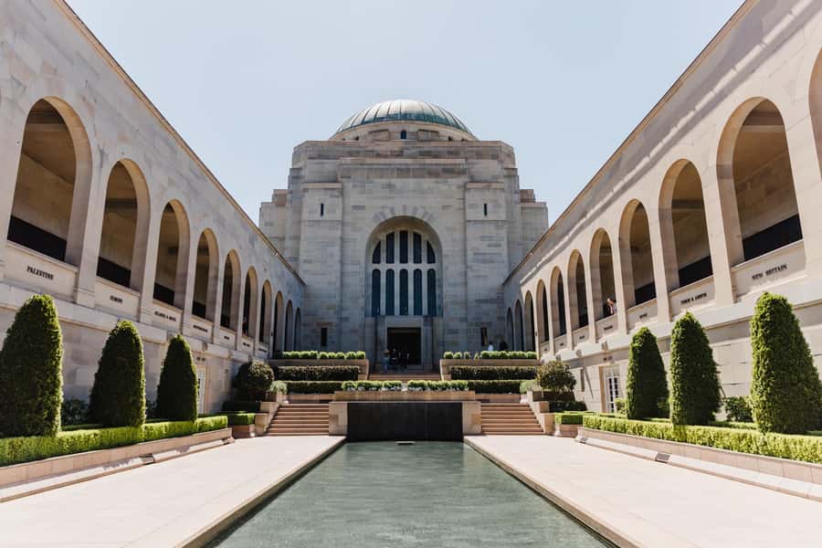From Sydney: Full-Day Tour to Canberra - Yarralumla, the embassies, and Canberra from above