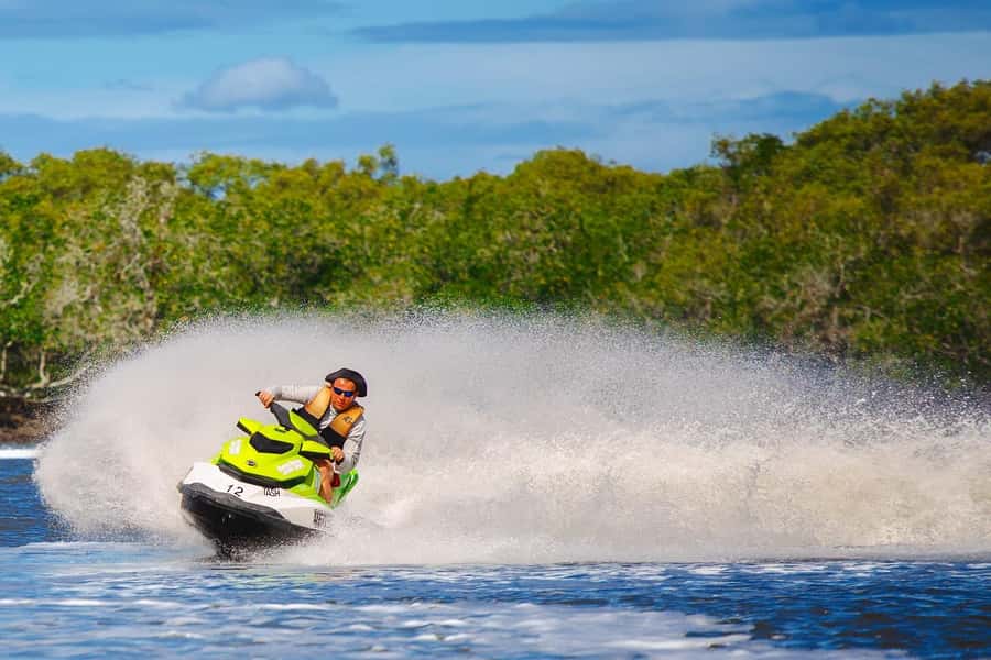 Gold Coast: 1-Hour Jet Ski Ride -No slow zones + Free Photos - Tipplers Bar: A Quick Island Pause