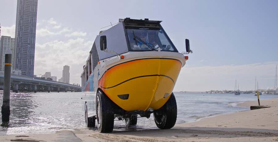 Gold Coast: 1-Hour Land and Water Duck Tour - Letting children steer the Aquaduck