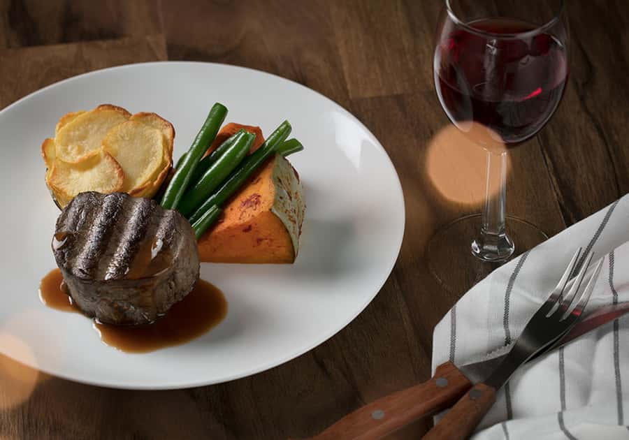 Gold Coast: Australian Outback Spectacular Dinner & Show - Acrobats, lighting, and special effects