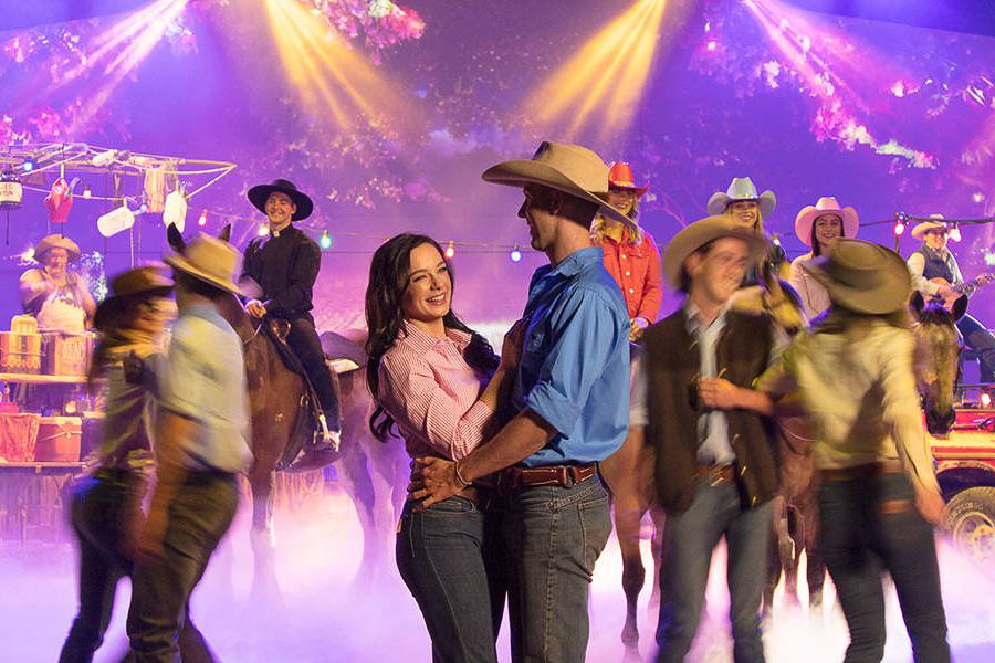 Gold Coast: Australian Outback Spectacular Dinner & Show - Dinner arrives while the action continues