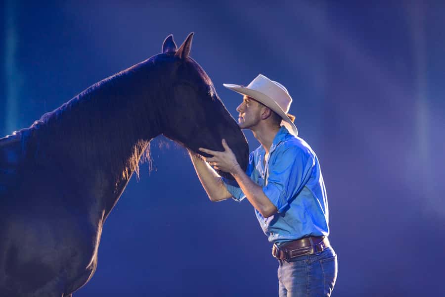 Gold Coast: Australian Outback Spectacular Dinner & Show - Arriving at the Gold Coast venue