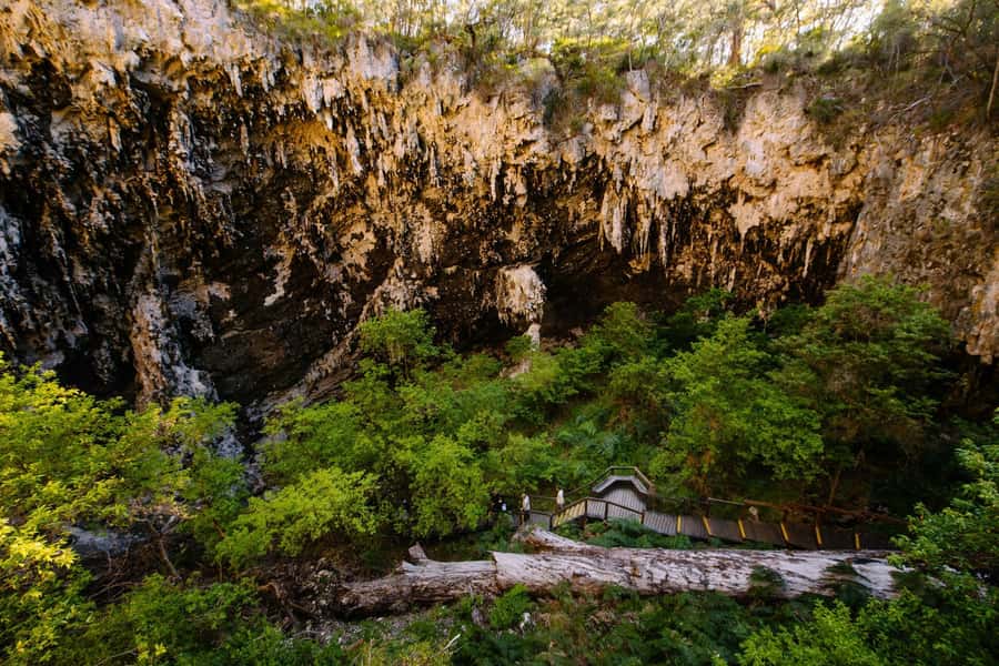 Margaret River: Lake Cave Fully-Guided Tour - How the lighting and guiding shape the hour