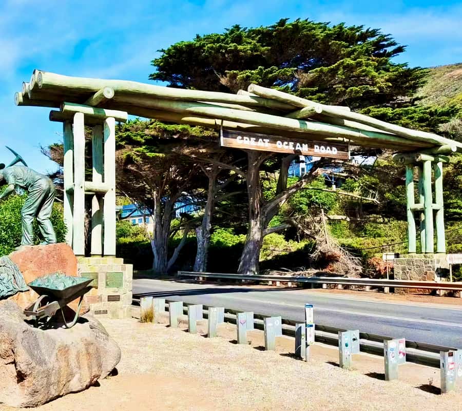 Melbourne Great Ocean Rd Reverse Tour London Bridge Wildlife - Loch Ard Gorge brings the strongest story
