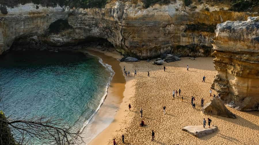 Melbourne: Great Ocean Road Extended–Top Stops&London Bridge - Apollo Bay is the useful midday pause