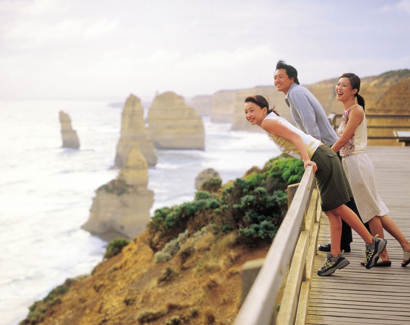 Melbourne: Reverse Great Ocean Road 12 Apostles with Lunch - Memorial Arch and the final ride