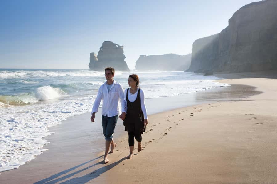 Melbourne: Reverse Great Ocean Road 12 Apostles with Lunch - Meeting at 7:35 AM in central Melbourne