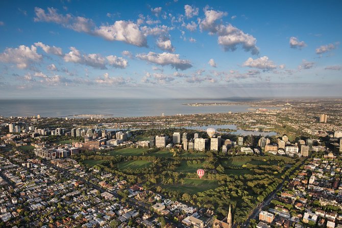 Melbourne sunrise balloon flight & champagne breakfast - The pre-dawn start and flight preparation