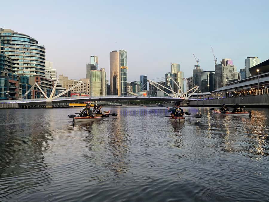 Melbourne: Sunset Kayak Tour with Dinner - Under the Bolte Bridge and into central Melbourne