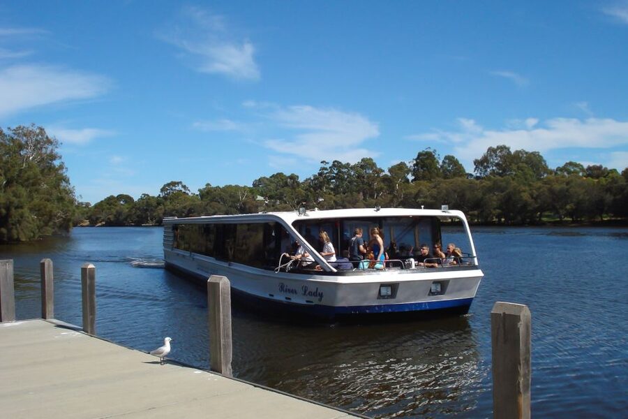 Perth: Full Day Swan Valley Cruise & Wine Tasting With Lunch - The coach makes the valley practical