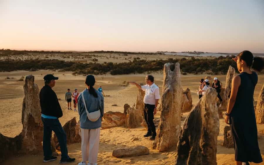 Perth: Pinnacles Desert Sunset & Stargazing with Dinner - Returning to the Pinnacles for a dark sky