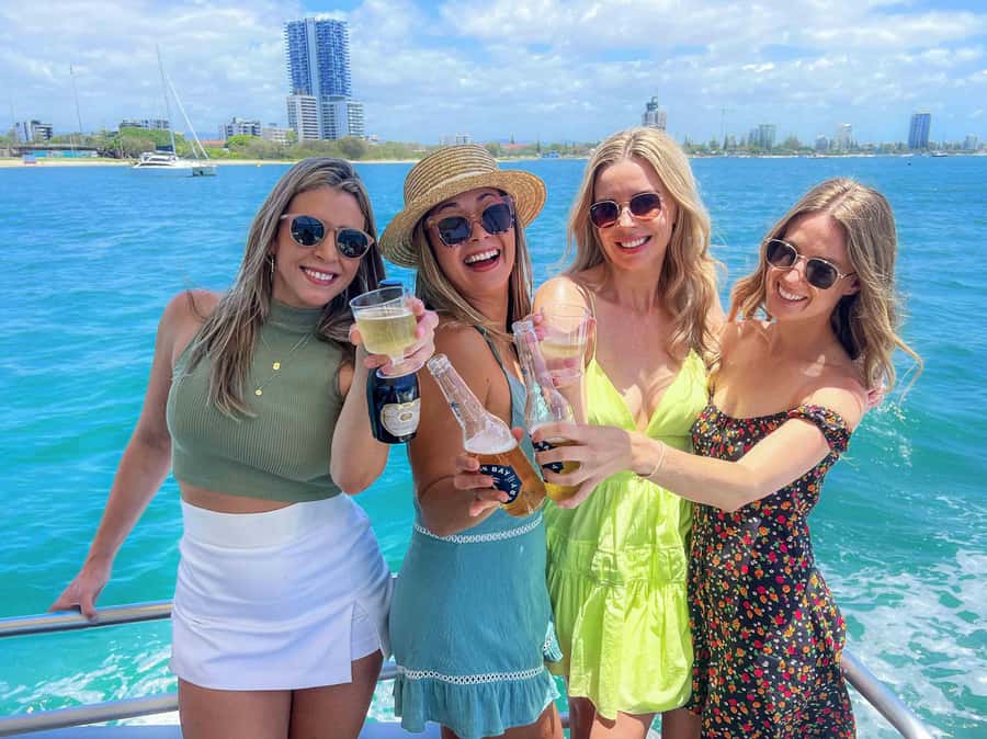 Surfers Paradise: 2-Hour Gold Coast Sightseeing Cruise - Passing Sea World from the water