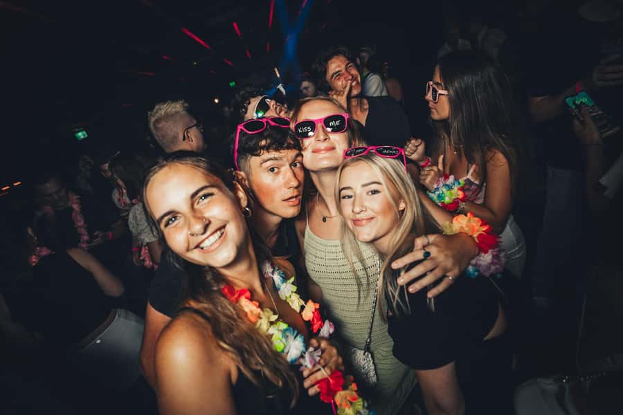 Sydney: Big Night Out Pub Crawl with Local Party Hosts - Meeting at The Scary Canary