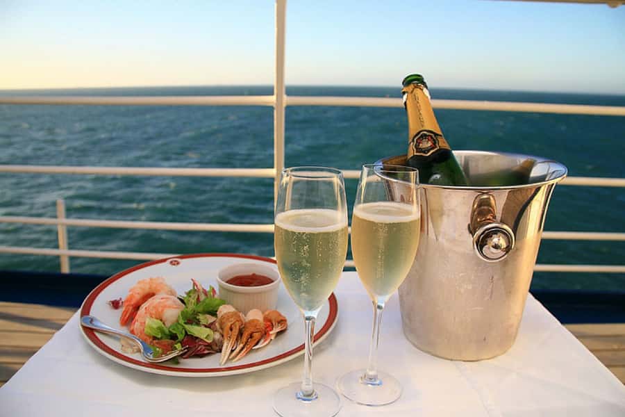Sydney Harbour: 3-Hour Lunch Cruise with Live Music - The 75-minute seafood and carvery lunch
