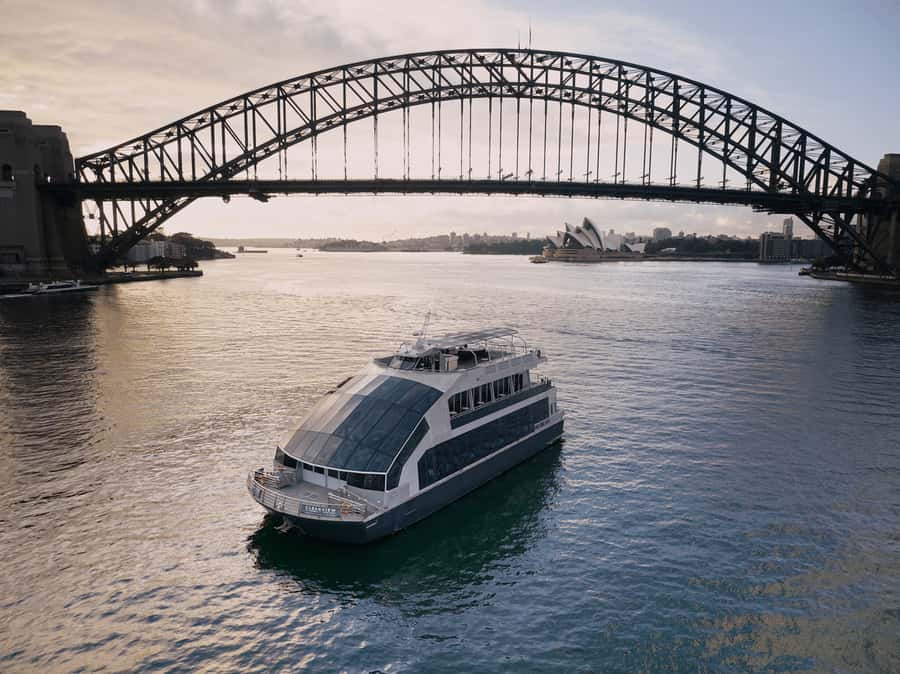 Sydney Harbour: Glass Boat Signature Dinner Cruise - Drinks, service, and the feel onboard