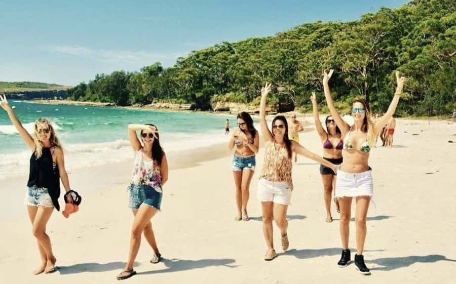 Sydney: Jervis Bay Day Trip with Dolphins, Roos & Beach Time - Huskisson: an hour for lunch and local browsing
