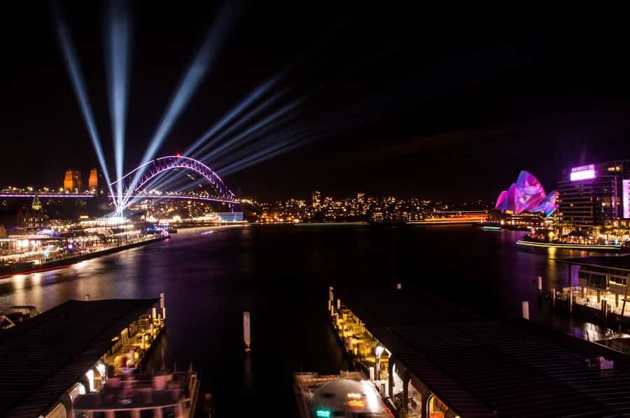 Sydney: Vivid Festival of Light Harbor Cruise with Dinner - Sydney Opera House, Customs House, and the museum display