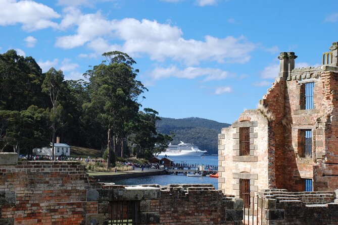 Tasmania 8 Day - Tour in Circle - Day 4: Bicheno, native animals, and the Bay of Fires