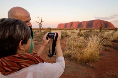 Yulara: Uluru Sunrise and Kata Tjuta Day Trip by Bus
